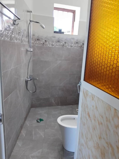 Bathroom 4, Seafarers Loft, Mjini