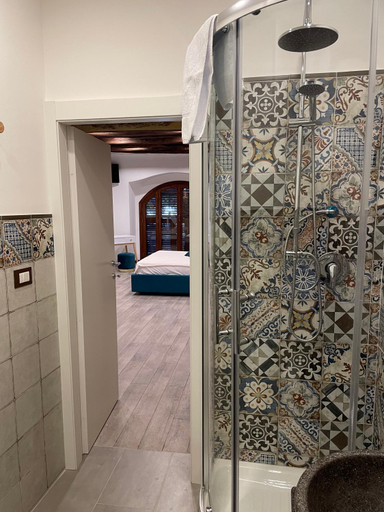 Bathroom 5, Posto al Capo, Palermo