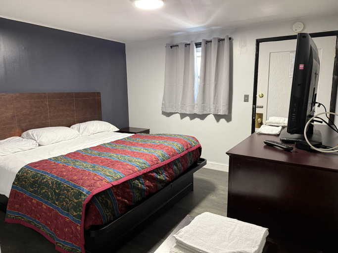 Bedroom 4, Budget Inn, Atlantic