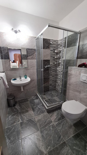 Bathroom 3, Hotel Pangea, Jihlava