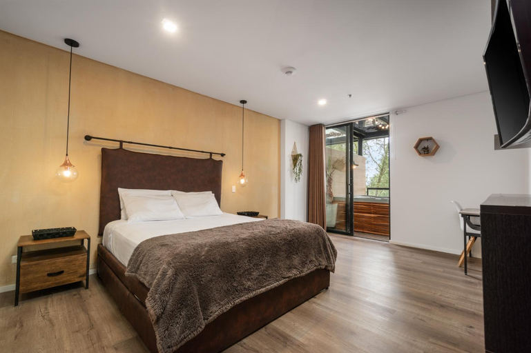 Bedroom, Olive Living Suites by HOUSY, Retiro