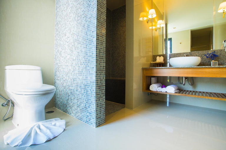 Bathroom 4, Lanna Thaphae Hotel, Muang Chiang Mai