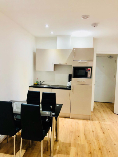 Others 5, apartment 1c, London