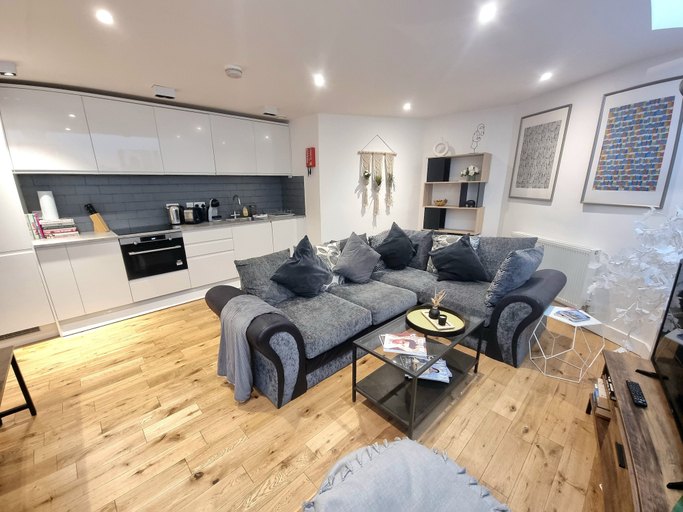 Others 4, Large Duplex 7 Adults at London Bridge, London