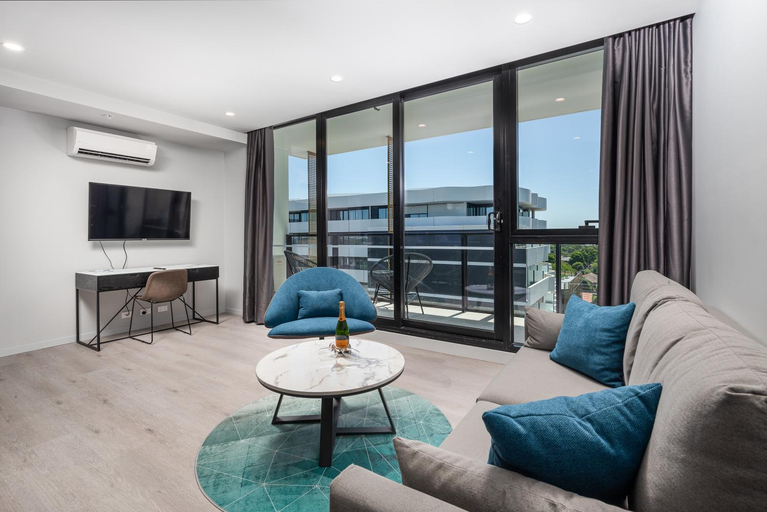 Others 4, Oros Plus Hotel, Melbourne