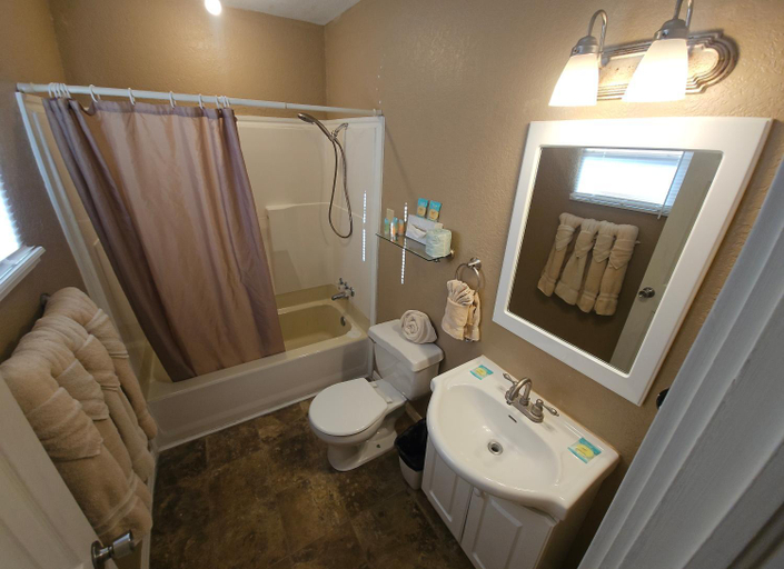 Bathroom 5, Country Inn Motel, Gillespie