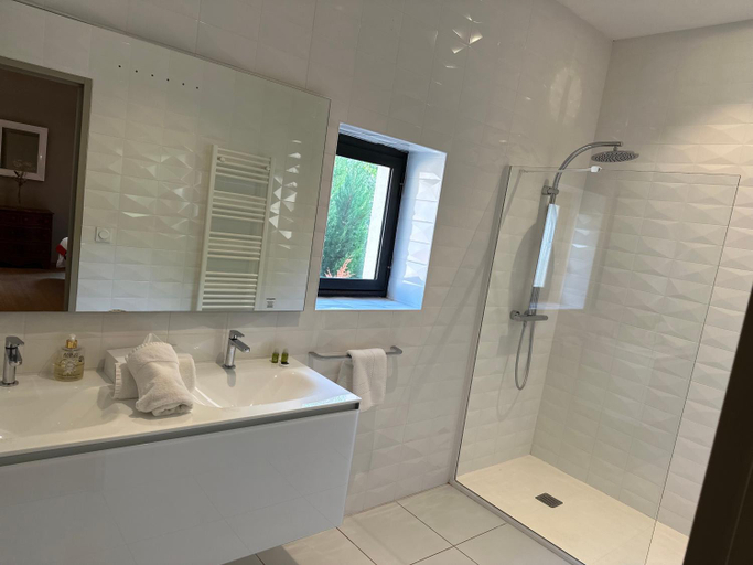Bathroom 2, Domaine du Prieure d'Estagel chambres d'hotes, Gard