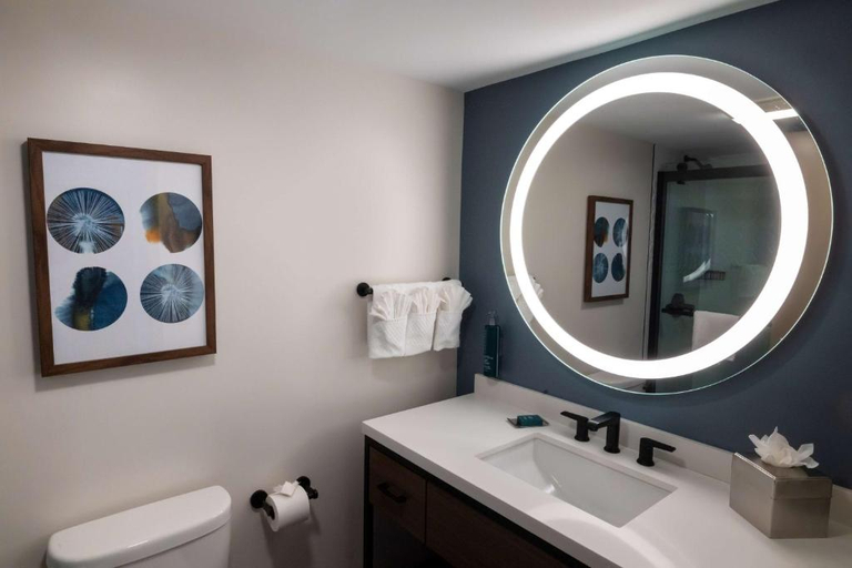 Bathroom 5, DoubleTree by Hilton Tinton Falls - Eatontow, Monmouth