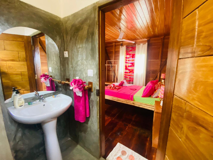 Bathroom 3, Monte Mar SaoTome, Lobata