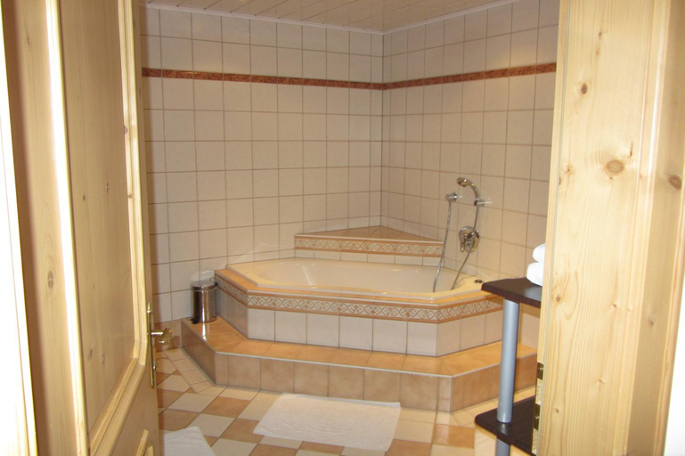 Bathroom 3, Hotel Garni Landhaus Trenkenbach, Liezen