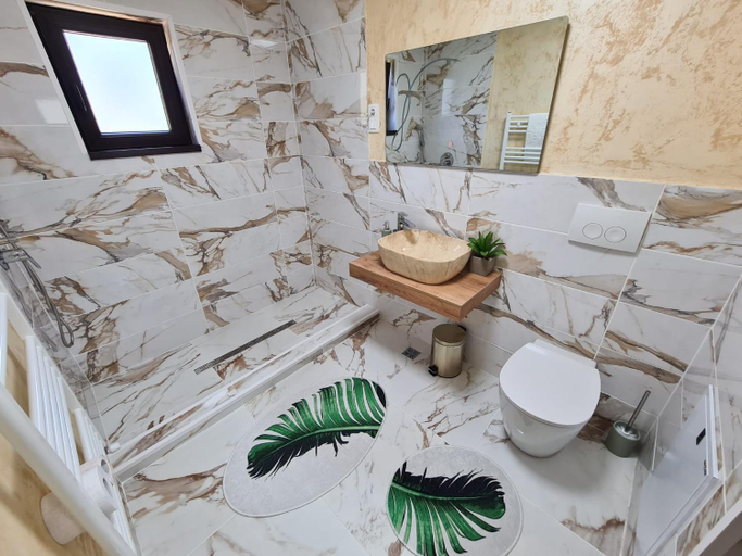 Bathroom 3, Bella Vista Bungalow, Turda
