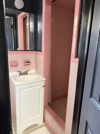 Bathroom 5, Budget Inn, Atlantic