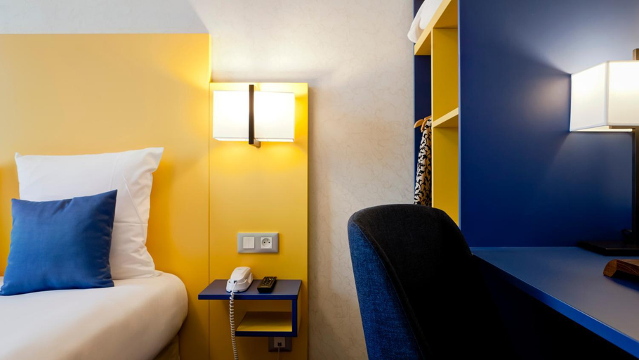 Bedroom 2, Hotel Des Remparts Perrache, Rhône