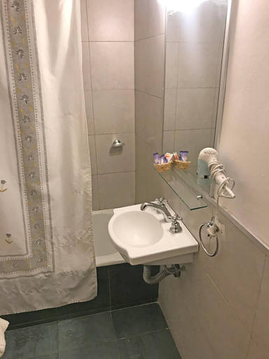 Bathroom 3, Hotel Sussex, Capital