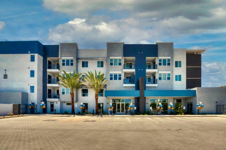 Stunning Westgate CozySuites by stadium with pool 4, Maricopa