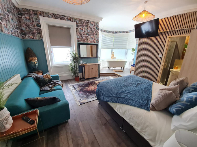 Others 4, Blue Buddha - Lemur Lodge - Two Bedroom Apartment with Garden and Hot Tub - Free Parking - Close to , Bournemouth