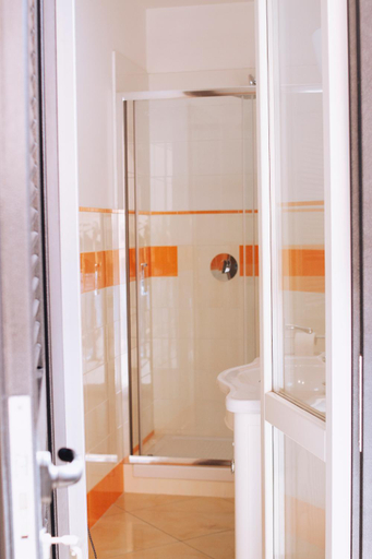 Bathroom 5, Palazzo dei Lari, Salerno