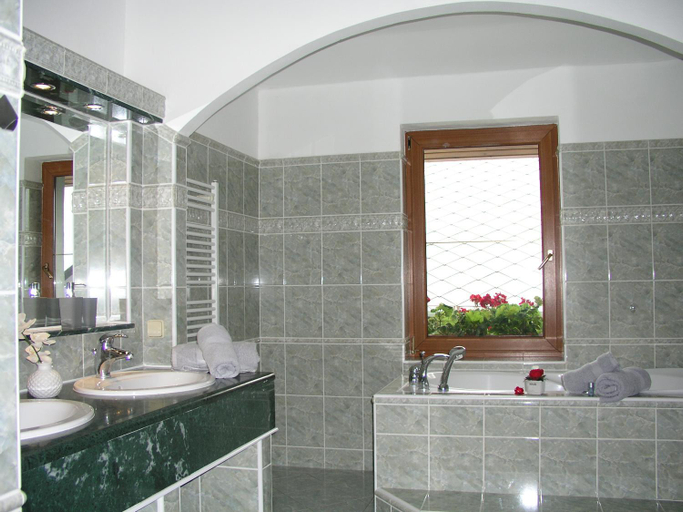 Bathroom 2, Villa Vlasta, Karlovy Vary