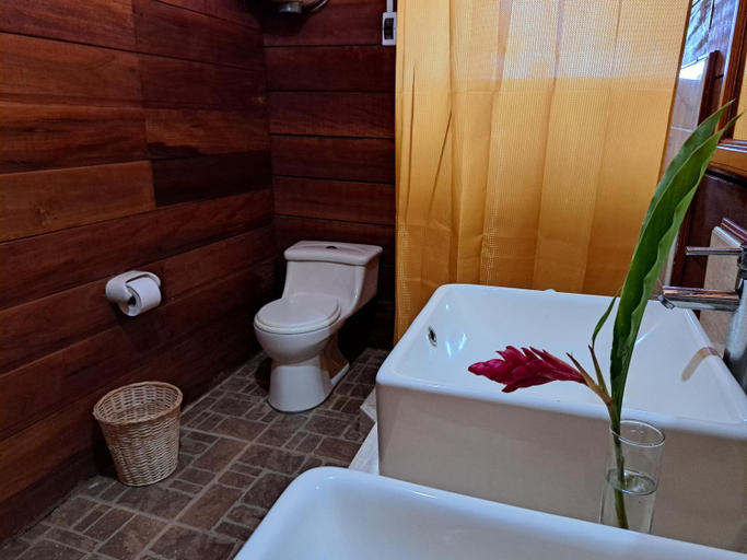 Bathroom 3, Andean Wings Sotupa Eco Lodge, Tambopata