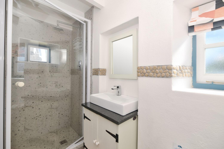 Bathroom 3, Pebbles in Langezandt, Struisbaai, Overberg
