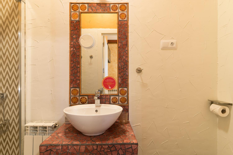 Bathroom 4, Hostal Artistic B&B, Madrid