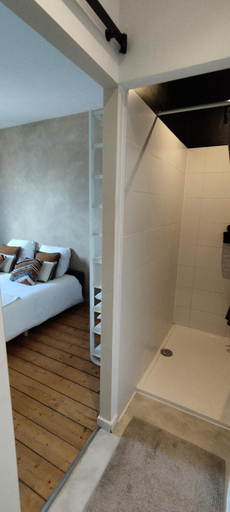 Bedroom 2, Au pied du mur, Liège