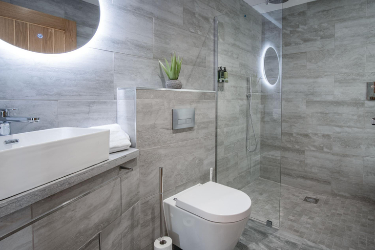 Bathroom 3, Suite 9 - Sleeping Giant Hotel - Pen Y Cae Inn, Powys