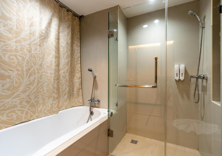 Bathroom 5, Greenview Ekkamai 10, Wattana