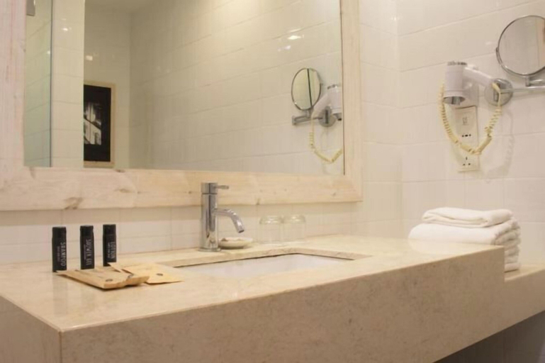 Bathroom 27
