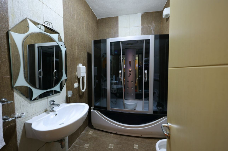 Bathroom 3, Hotel Gjuta, Tiranës