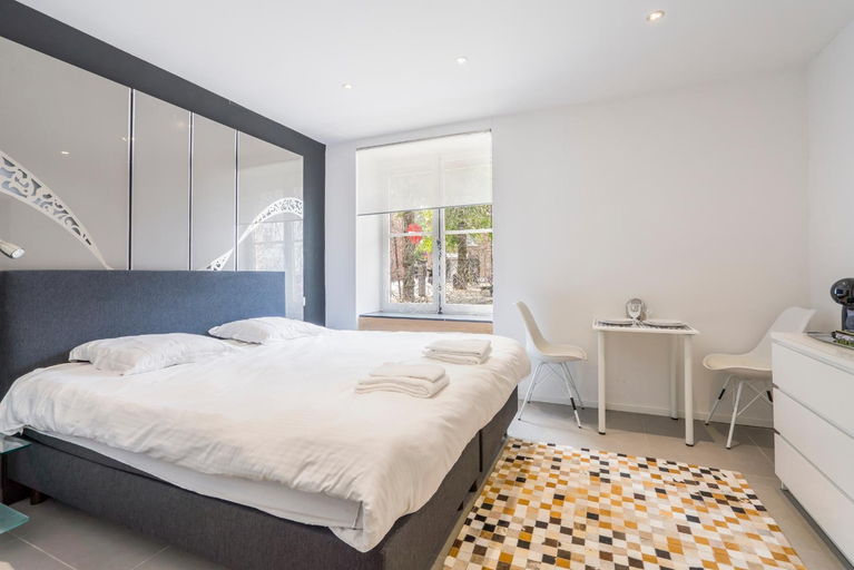 Others 3, Modern guest house in centre of Bruges, West-Vlaanderen