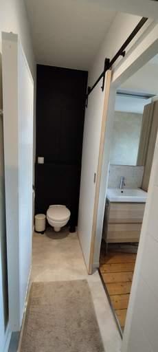 Bathroom, Au pied du mur, Liège