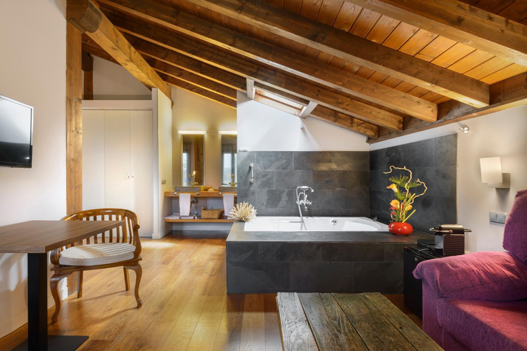 Bathroom 3, Rural Iribarnia, The Originals Relais, Navarra
