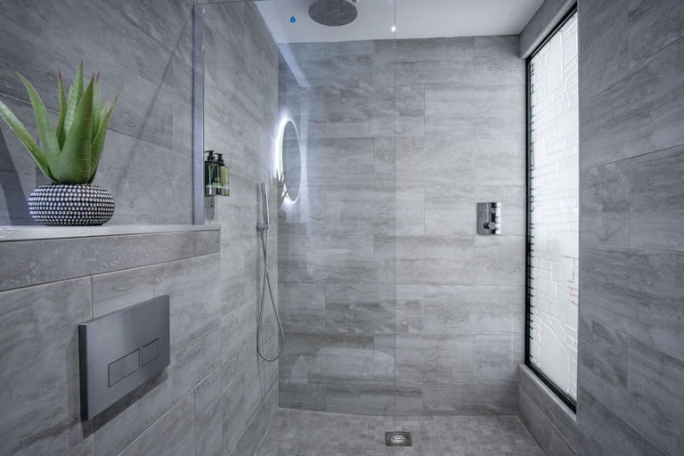 Bathroom 3, Suite 9 - Sleeping Giant Hotel - Pen Y Cae Inn, Powys