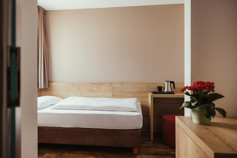 Bedroom 2, Hotel Leonhard, Bolzano