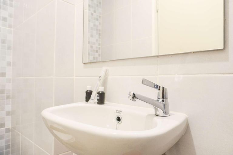 Bathroom 3, Comfort Studio @ Tokyo Riverside PIK 2 By Travelio, Tangerang