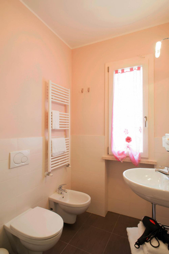 Bedroom 3, B&B Alle Tre Rose, Massa Carrara