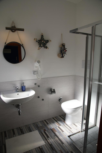 Bathroom 2, Laetitia guest house116, Napoli