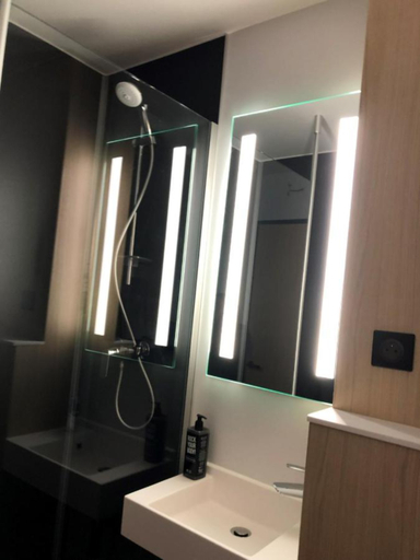 Bathroom 5, ibis Laon, Aisne