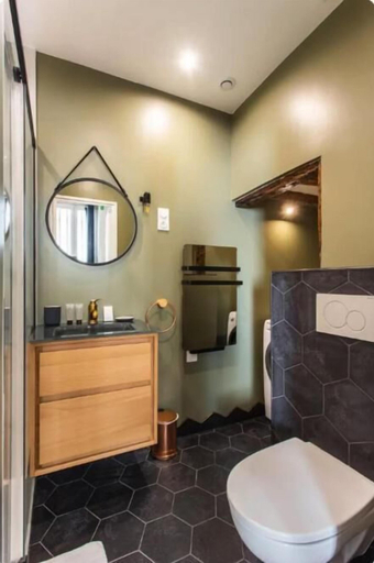 Bathroom 5, Nazareth Hotel, Paris