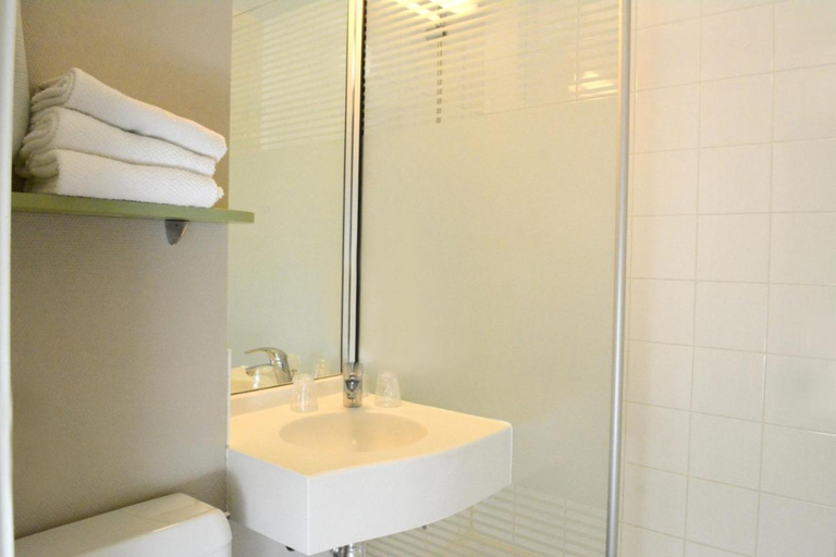 Bathroom 5, ibis budget Rouen Sud Zénith, Seine-Maritime