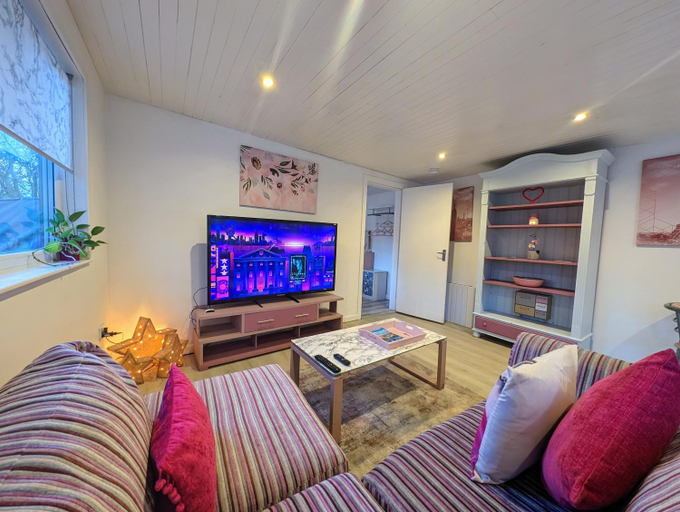 Others 4, The Cabin with optional Hot Tub Projector DEPOSIT REQUIRED FOR PROJECTOR, Falkirk