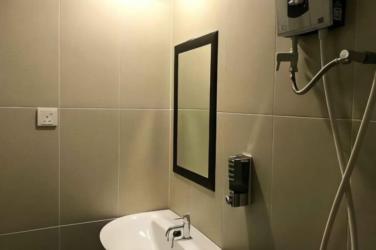 Bathroom 13