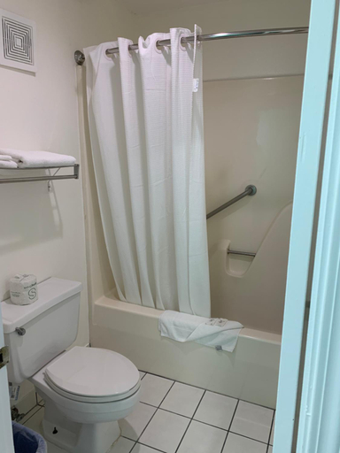 Bathroom 3, SCOTTISH INNS CLANTON, Chilton