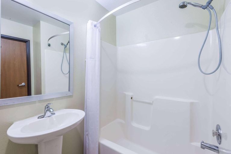 Bathroom 4, Days Inn by Wyndham Pueblo, Pueblo