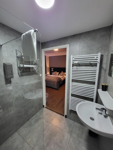 Bathroom 3, Hotel Broer Zus, The Hague