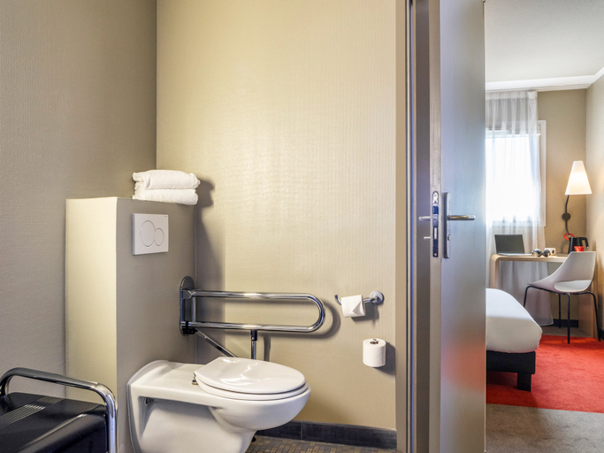 Bathroom 4, ibis Massy, Essonne