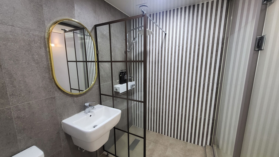 Bathroom, Elysee Hotel, Buk