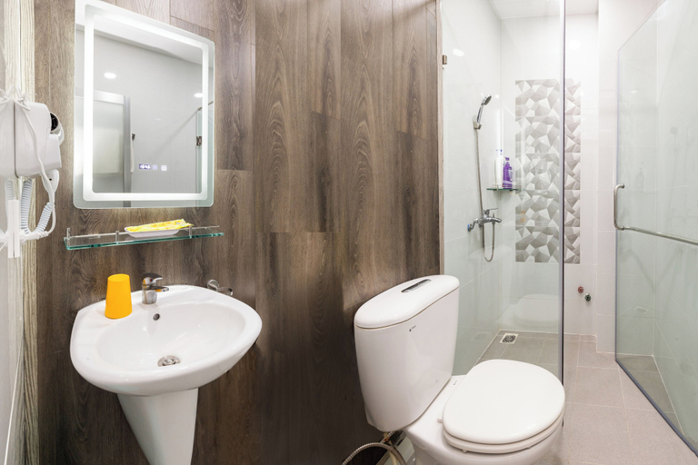 Bathroom, Tran Chau Hotel Q4 SG - by BAY LUXURY, District 4