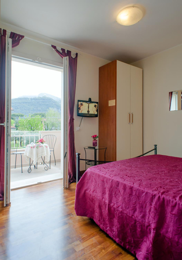Bedroom 2, B&B Alle Tre Rose, Massa Carrara